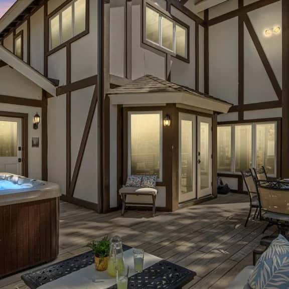 Modern Lodge Near the Ski Slopes, Hot Tub, Games - Image 1
