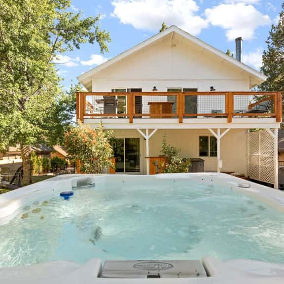 Mont Moderne, 5 Minutes to Ski Resorts & Hot Tub - Image 1