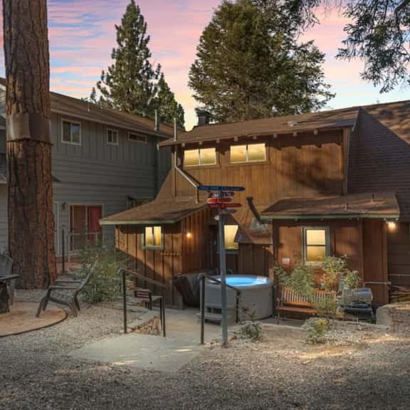 Paddington Manor, Loft Cabin, Hot Tub & Game Room - Image 1