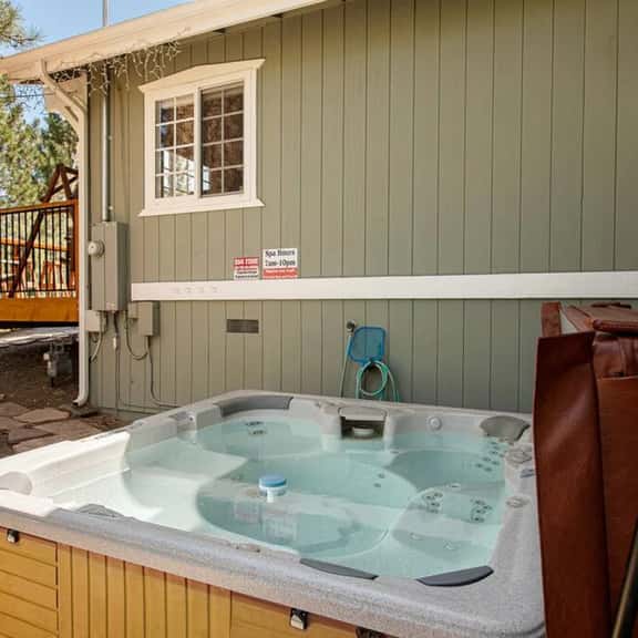 Snowcrest Lodge: Luxurious Retreat,  EV & Hot Tub - Image 1