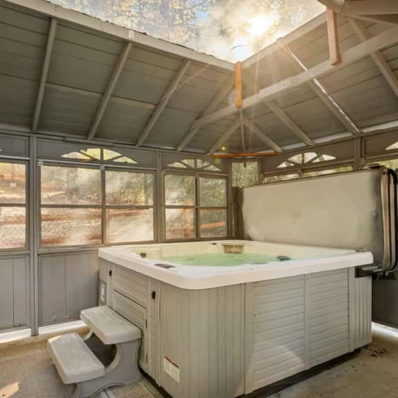 Timber & Tide Retreat in Fox Farm w Hot Tub & Games - Image 1