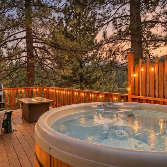The Cozy Getaway| Hot Tub, Mtn View, Firepit, Deck - Image 1