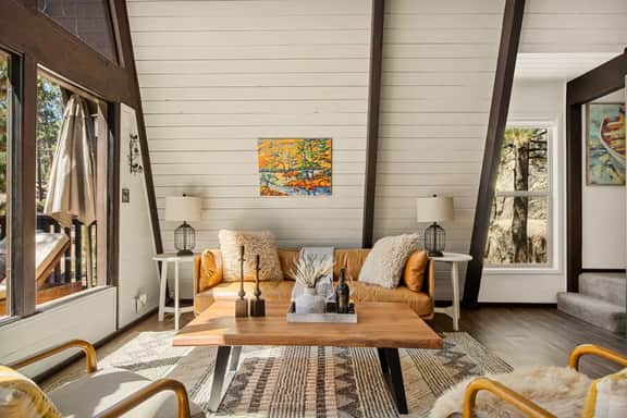 *NEW* Larks Modern Nest | Near Lake, Spa & Arcade - Image 2
