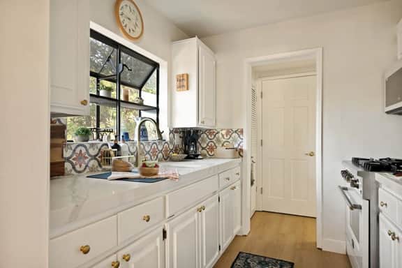 2BR Acorn Cottage | Fireplace, BBQ & Hot Tub - Image 2