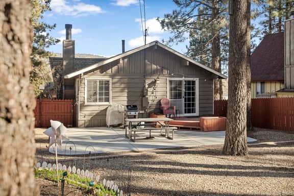 2BR Beartime Story Cabin w BBQ - Image 5
