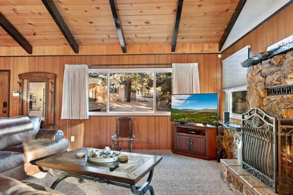5 Min Walk to Lake Retreat. BBQ, Fireplace - Image 3