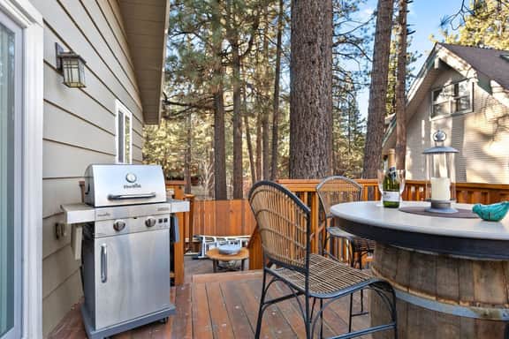 5 Min Walk to Lake Retreat. BBQ, Fireplace - Image 5