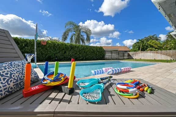 5BR Lux WEF Mins to Palm Beach Pool Home + Game Room *NEW Arcade + AC - Image 2