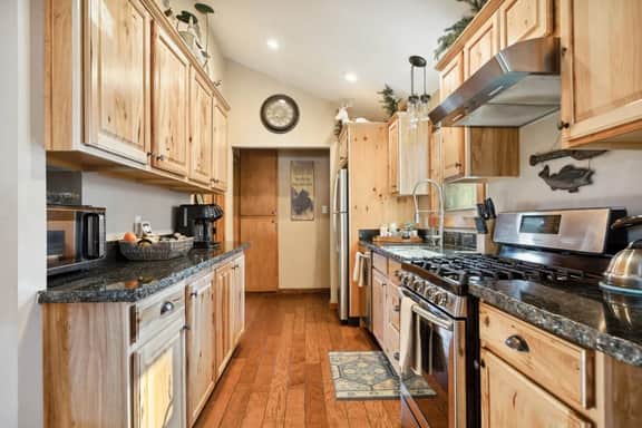 Alpine Crest, BBQ & Fully Fenced Pet Friendly - Image 2