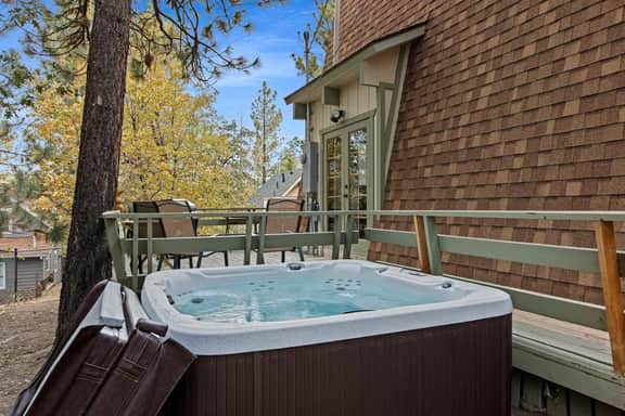 Alta Vista Gambrel Cabin w Hot Tub in Moonridge - Image 3