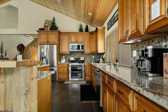 Bear Creek Lodge, Hot Tub near Snow Summit - Image 4