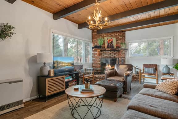 Bruno's Chic Bungalow: Walk 2 Village & Lake - Image 2