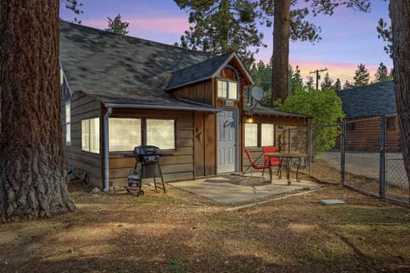 Cozy Chic 2BR Bear Sky Cabin & Easy Parking - Image 5