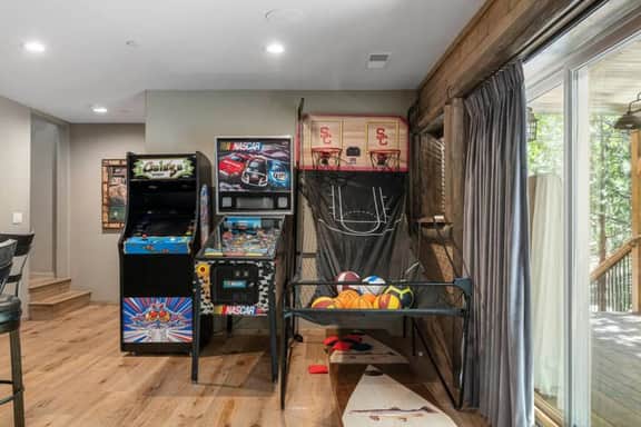 Eagle Creek Hot Tub, Game Room, Private Sled Hill - Image 3