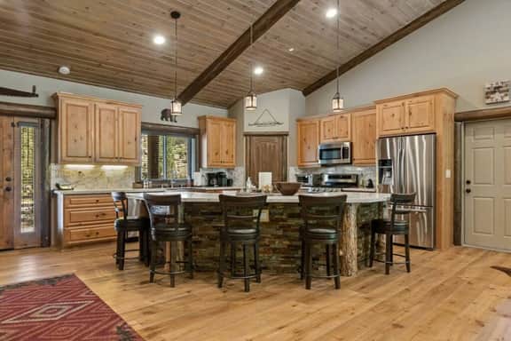 Eagle Creek Hot Tub, Game Room, Private Sled Hill - Image 2
