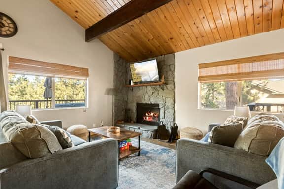 Four Seasons 4 BR Cabin, Views, Games & Hot Tub - Image 4
