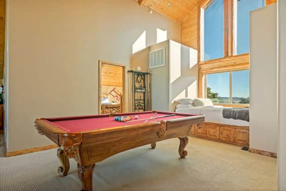 Hawk Ridge Chalet, Hot Tub, Views and Firepit - Image 2