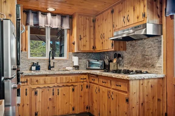 Hidden Pines - Hot Tub, BBQ & Pool Table - Image 4