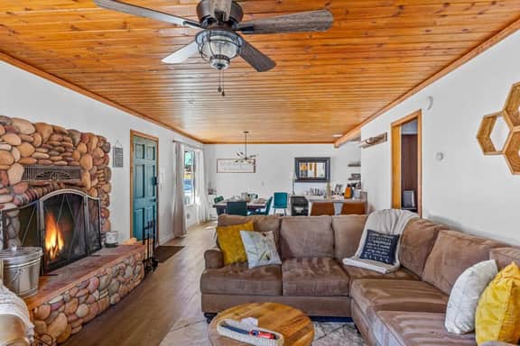 Honeybee Cabin By the Lake, Hot Tub & EV charger - Image 4