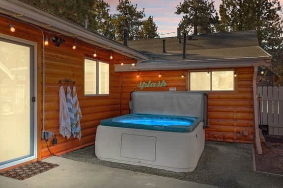 Honeybee Cabin By the Lake, Hot Tub & EV charger - Image 5