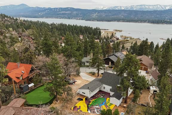 Lakeside Lodge - Deck Views, Golf, Basketball, Spa - Image 5