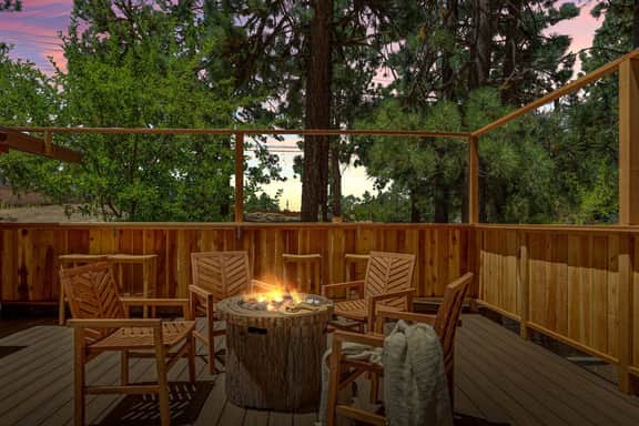 Lawliss Hideout, Steps to Village w/ Hot Tub - Image 5
