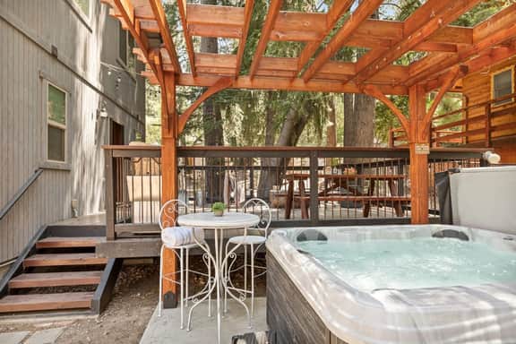Luna Ridge Chalet mins to Bear Mtn and Hot Tub - Image 3