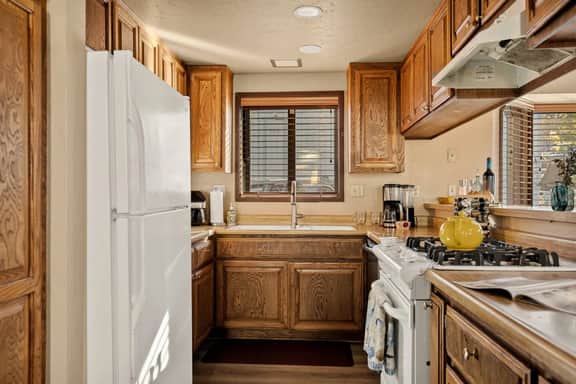 Maple Lane w/ Hot Tub & EV charger, Pet Friendly - Image 4