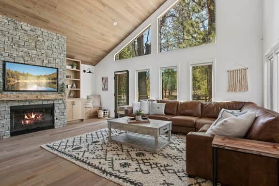 Modern Lodge Near the Ski Slopes, Hot Tub, Games - Image 2