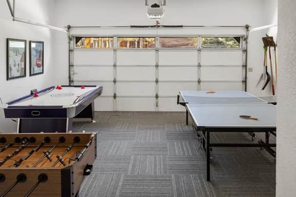 Modern Lodge Near the Ski Slopes, Hot Tub, Games - Image 3