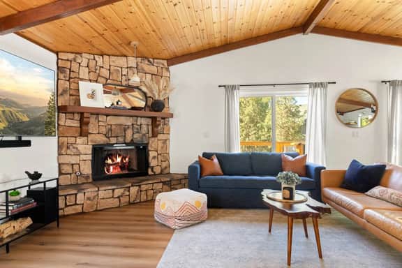 Mont Moderne, 5 Minutes to Ski Resorts & Hot Tub - Image 4