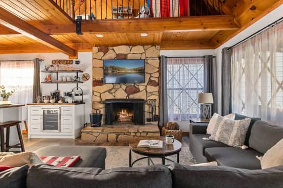 Paddington Manor, Loft Cabin, Hot Tub & Game Room - Image 2