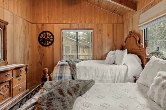 Pinecone Den| Hot Tub Near Slopes in Fox Farm - Image 4