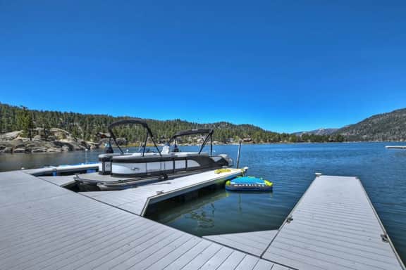 Roaring Lion Luxury Lodge| Lake Views & Hot tub - Image 3