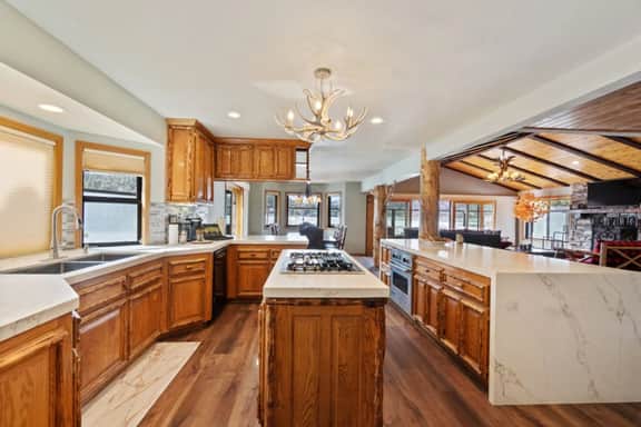 Roaring Lion Luxury Lodge| Lake Views & Hot tub - Image 2