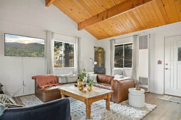Serene Pines w Hot Tub, BBQ, Pets - Image 2
