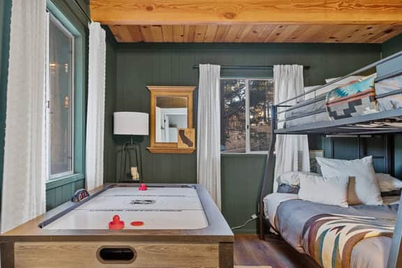 Serene Pines w Hot Tub, BBQ, Pets - Image 3
