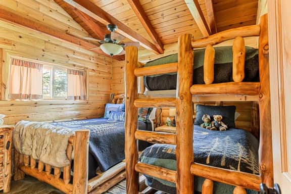 Shasta Pines + Hot Tub + Dog Friendly + EV Plug Provided - Image 4