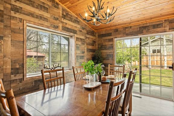 Snow Queen Retreat | Mins to Zoo, Hot Tub - Image 4