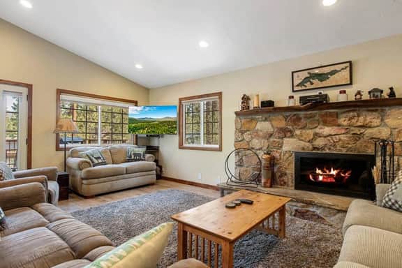 Snowcrest Lodge: Luxurious Retreat,  EV & Hot Tub - Image 2