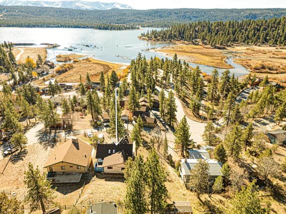 Solstice Shores Chalet, Hot Tub and Lake Views - Image 5