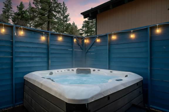 Solstice Shores Chalet, Hot Tub and Lake Views - Image 3