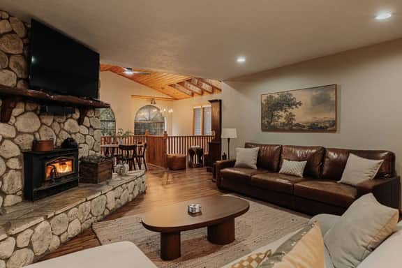 Stylish Sylvan Glen Chalet w  Hot Tub, Pool Table - Image 3