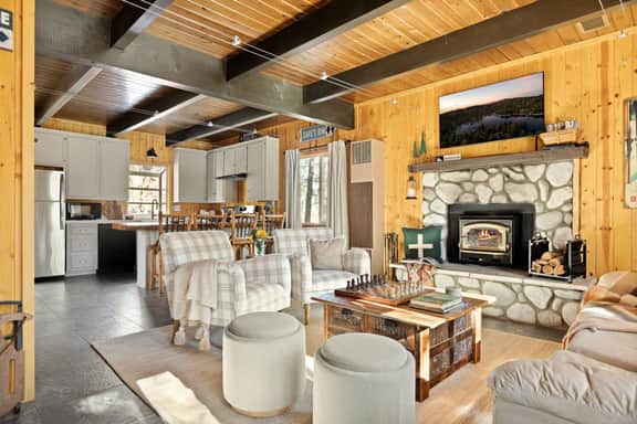 Taylor Ski Barn Near Bear Mtn, Games & Hot Tub - Image 2
