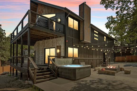 Urban Manor, Walk 2 Bear Mtn & Hot Tub w Firepit - Image 5