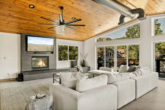 Urban Manor, Walk 2 Bear Mtn & Hot Tub w Firepit - Image 3