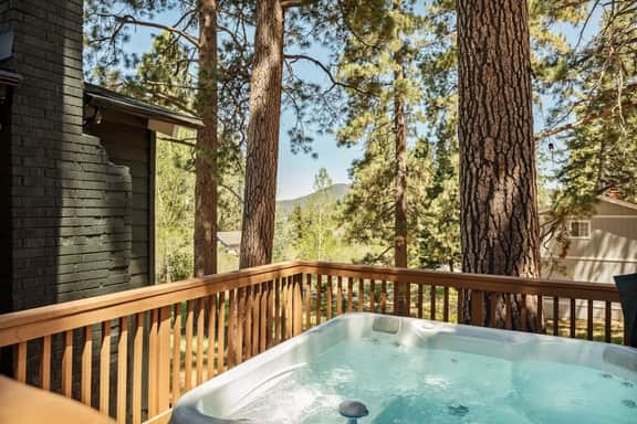 Village Hideout- Walk to Village & Lake, Hot Tub - Image 5
