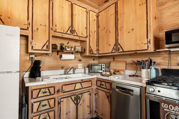 Whispering Pines Nook | BBQ and Deck - Image 4