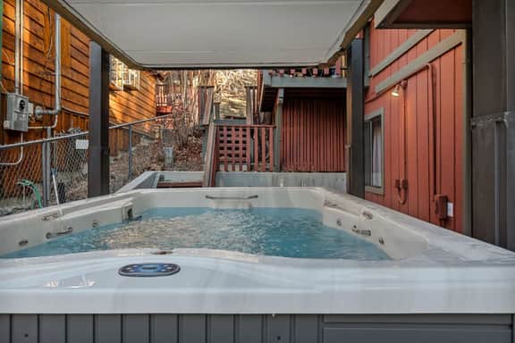 Wildwood Chalet, 5 Mins to Ski Resorts w/Game Room - Image 5