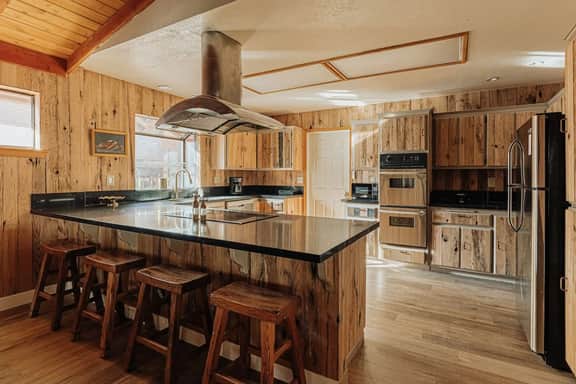 Wildwood Chalet, 5 Mins to Ski Resorts w/Game Room - Image 2